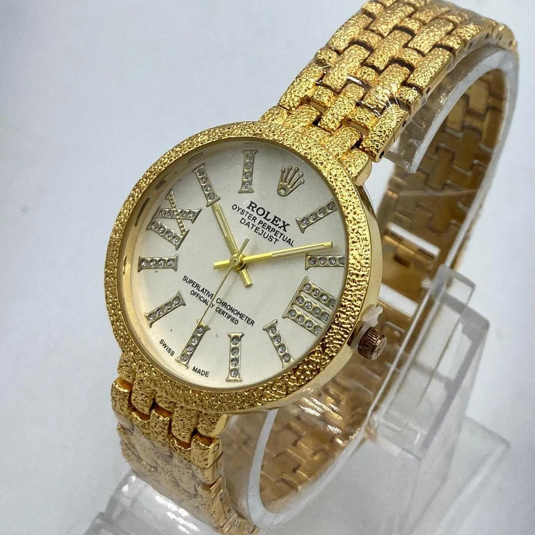 Elegant Gold-Tone Women’s Wristwatch – Crystal Roman Dial & Textured Bracelet Design
