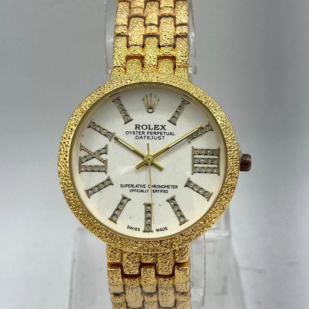 Elegant Gold-Tone Women’s Wristwatch – Crystal Roman Dial & Textured Bracelet Design