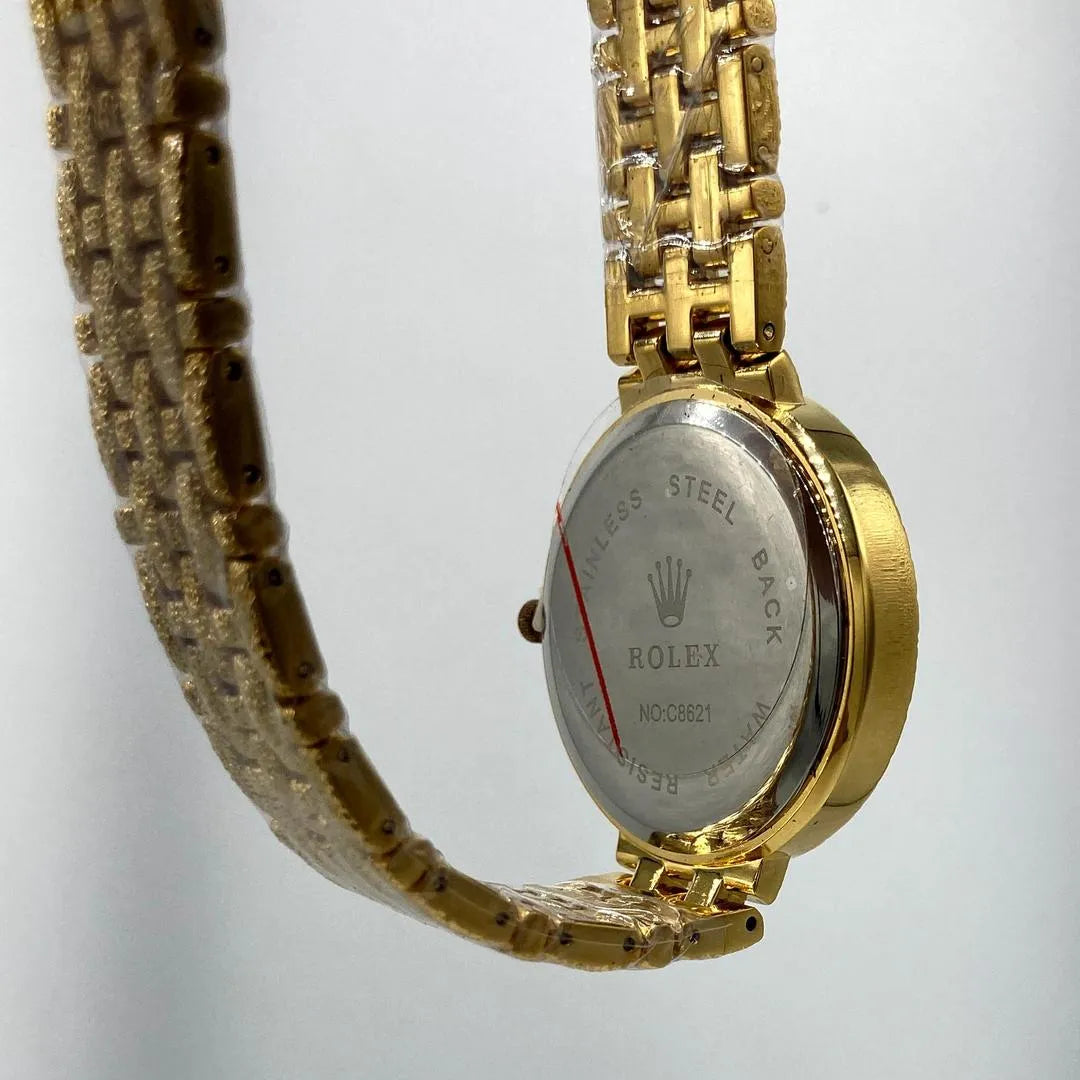 Elegant Gold-Tone Women’s Wristwatch – Crystal Roman Dial & Textured Bracelet Design