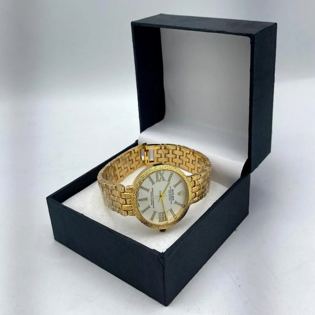 Elegant Gold-Tone Women’s Wristwatch – Crystal Roman Dial & Textured Bracelet Design