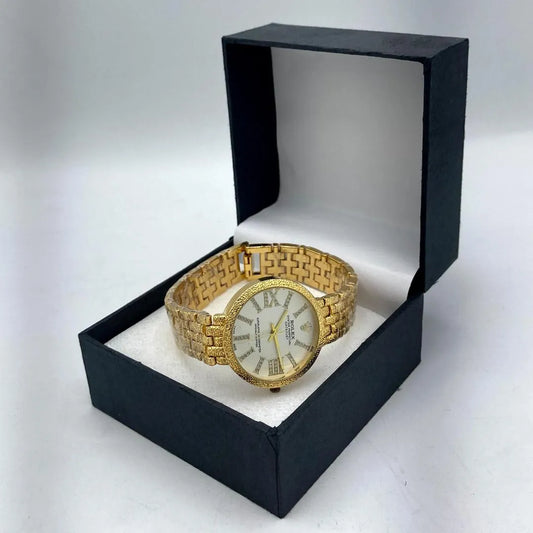 Elegant Gold-Tone Women’s Wristwatch – Crystal Roman Dial & Textured Bracelet Design